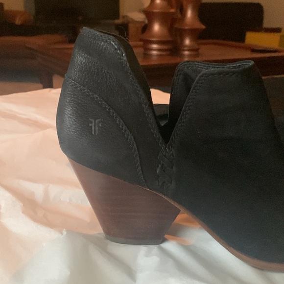 Frye Chelsea Reina Cut Out Ankle Boot-Black size 9 - Picture 4 of 8